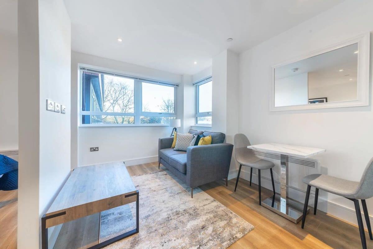Modern Studio Apartment In East Grinstead Buitenkant foto