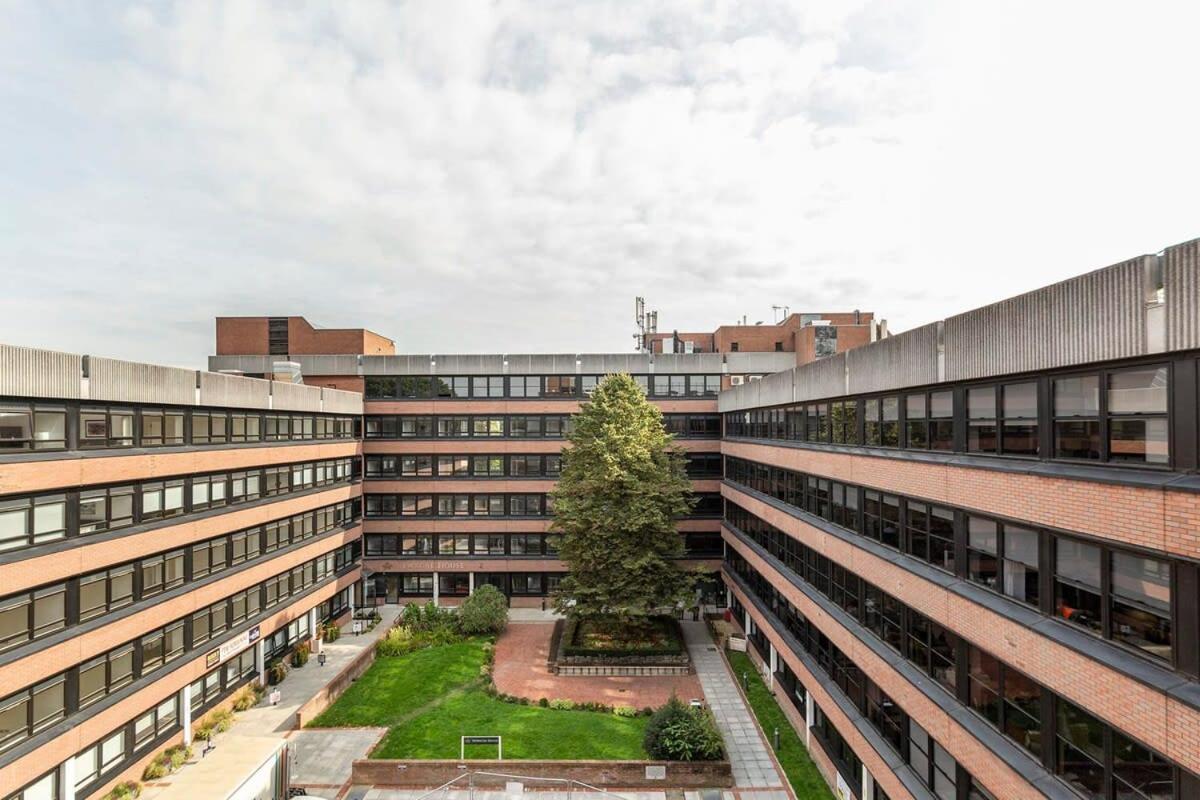 Modern Studio Apartment In East Grinstead Buitenkant foto